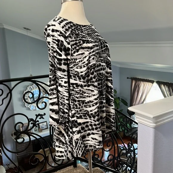 Black & White Abstract Top or Cover-Up - Picture 4 of 8